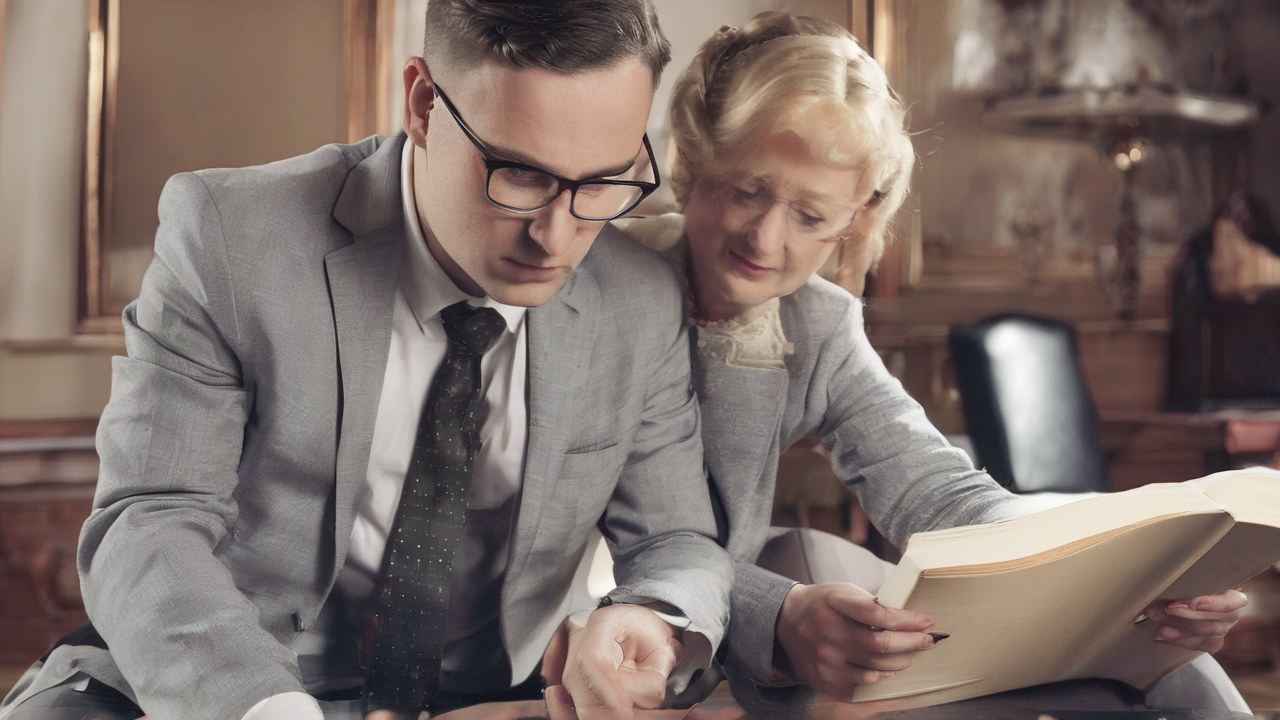 Eleganckie wnętrze nowoczesnej księgarni z regałami pełnymi książek i ciepłym, przytulnym oświetleniem