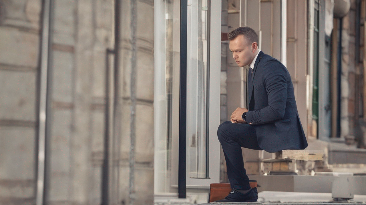 Książki popularnonaukowe z wyraźnymi, minimalistycznymi okładkami