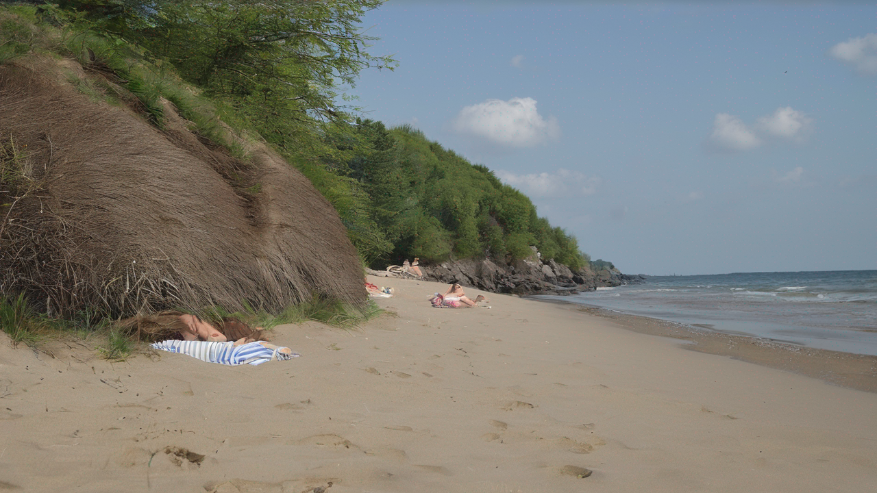 Okładka książki 'Ostatni Dzień Lata' przedstawiająca plażę o zachodzie słońca