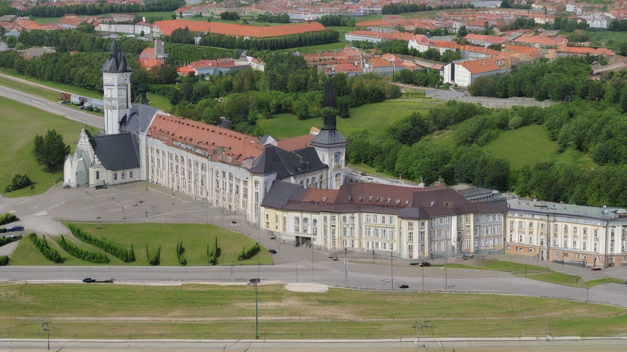 Profesjonalne podręczniki akademickie ułożone na biurku z notatkami